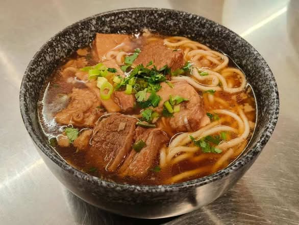 Beef Brisket and Tender Noodle Soup 牛筋腩汤面